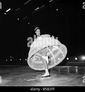 Skater in Kostüm für den Urlaub auf Eis-Show im Wembley-Stadion. 1957 Stockfoto