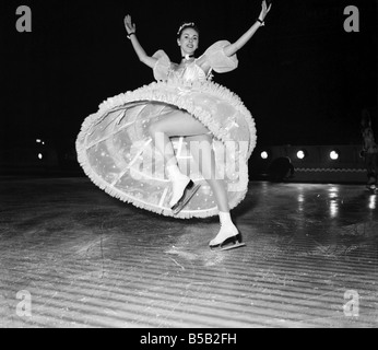 Skater in Kostüm für den Urlaub auf Eis-Show im Wembley-Stadion. 1957 Stockfoto