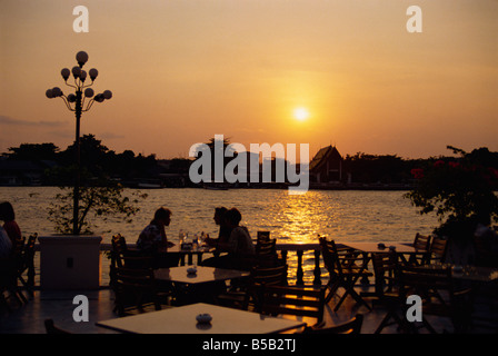 Sonnenuntergang über den Chao Phya Fluss von der Terrasse des Oriental Hotel Bangkok Thailand Südostasien Asien Stockfoto