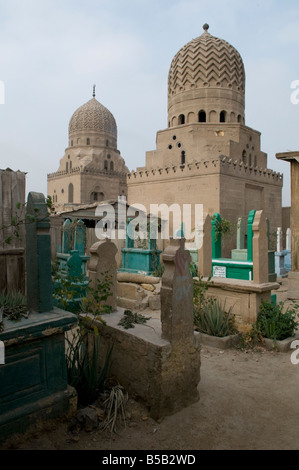 Dichtes Raster von Grab und islamisches Mausoleum Strukturen in der Stadt der Toten oder Kairo Nekropole, wo einige Leute im Südosten von Kairo, Ägypten leben. Stockfoto