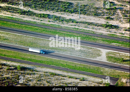 Luftaufnahme über LKW-LKW auf der Interstate Highway 10 Texas Stockfoto