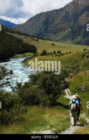 Wanderer auf Rob Roy Gletscher Wanderweg, Mount Aspiring National Park, Otago, Südinsel, Neuseeland, Pazifik Stockfoto