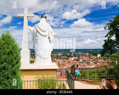 Große Statue der Jungfrau Maria und Kreuz und Touristen mit Blick auf historische Moissac, Tarn et Garonne, Frankreich, Europa Stockfoto