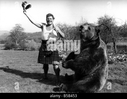 Wir sind zurück nach Hause!; Das ist der Ruf von Ringer Andy Robin, damit jeder weiß, dass der große Softie, Hercules der Bär zurück ist nach Hause in der schottischen Landschaft. ; April 1984 Stockfoto