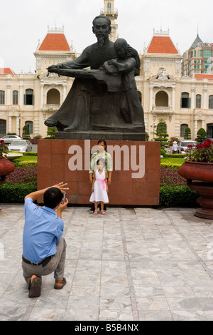 Familie Fotos vor Ho Chi Minh Statue, Lam Son Square, Ho Chi Minh City, Vietnam Stockfoto