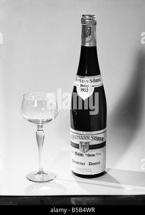 Flaschen von Weinen und Spirituosen mit Brille. 1959 D69-003 Stockfoto