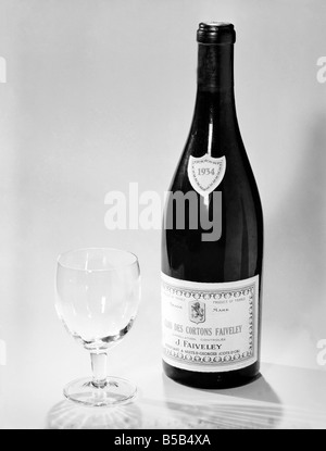 Flaschen von Weinen und Spirituosen mit Brille. 1959 D69-008 Stockfoto