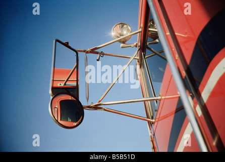 Südafrika, Mpumalanga, Tür und Flügel Seitenspiegel des roten Lieferwagen, niedrigen Winkel Ansicht Stockfoto