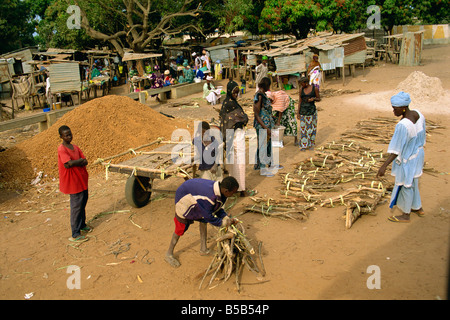 Dorfmarkt in der Nähe von Banjul, Gambia, Westafrika, Afrika Stockfoto