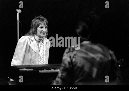 Rod Stewart und die Gesichter auf Tour in Amerika. &#13; &#10; Rod backstage &#13; &#10; April 1975 Stockfoto