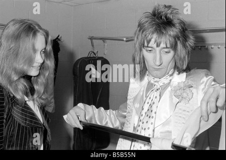 Rod Stewart und die Gesichter auf Tour in Amerika. &#13; &#10; Rod backstage &#13; &#10; April 1975 Stockfoto