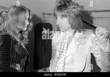 Rod Stewart und die Gesichter auf Tour in Amerika. &#13; &#10; Rod backstage &#13; &#10; April 1975 Stockfoto