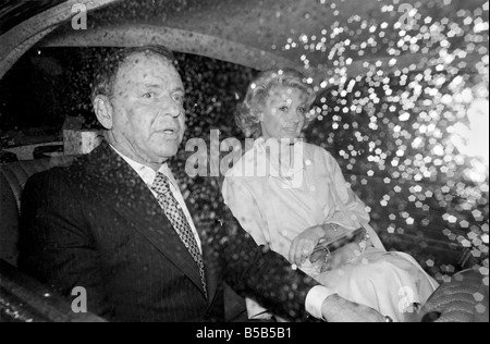 Frank Sinatra und Barbara Marx. Frank Sintara und seine Freundin Barbara Marx verlassen Claridees auf dem Weg zum Mirabellas Restaurant in Curzon St.W1. Frank Stopped vor dem Hotel für ein paar wartenden Fans Autogramme. Mai 1975 75-2575-007 Stockfoto