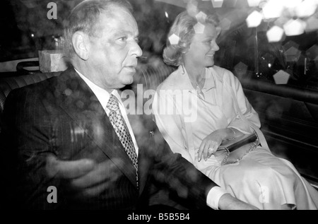 Frank Sinatra und Barbara Marx. Frank Sintara und seine Freundin Barbara Marx verlassen Claridees auf dem Weg zum Mirabellas Restaurant in Curzon St.W1. Frank Stopped vor dem Hotel für ein paar wartenden Fans Autogramme. Mai 1975 75-2575-008 Stockfoto