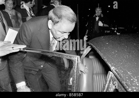 Frank Sinatra und Barbara Marx. Frank Sintara und seine Freundin Barbara Marx verlassen Claridees auf dem Weg zum Mirabellas Restaurant in Curzon St.W1. Frank Stopped vor dem Hotel für ein paar wartenden Fans Autogramme. Mai 1975 75-2575-009 Stockfoto