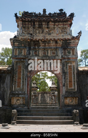 Eingang zum Grab des Kaisers Tu Duc in der Nähe von Hue, Vietnam Stockfoto