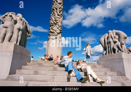 Menschen entspannen Sie sich auf Schritte vor der Skulpturen auf der zentralen Stele in Frogner Park (Vigeland Park), Oslo, Norwegen, Skandinavien Stockfoto