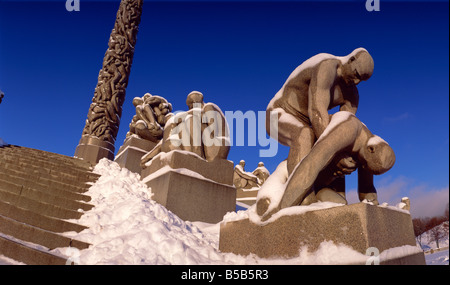 Schnee bedeckte Statue im Winter Frogner Park (Vigeland Park), Oslo, Norwegen, Skandinavien, Europa Stockfoto