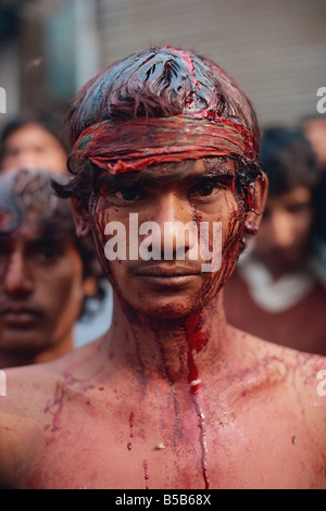 Porträt eines Mannes mit Kopf Wunden aus gegen sich selbst mit einem Messer, während Moharran in Lahore, Punjab, Pakistan Stockfoto