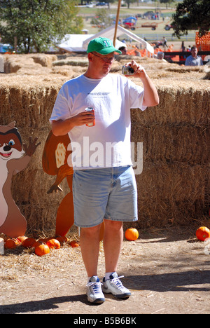 Mann mit Blick auf ein Bild, die, das er gerade auf seiner digitalen Kamera erschossen Stockfoto