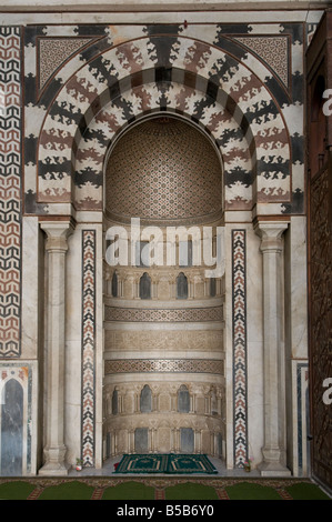 Der reich geflieste Mihrab an der Qibla-Mauer im Sultan al-Nasir Muhammad ibn Qalawun Moschee in Saladin oder Salaḥ ad-Dīn Zitadelle In Kairo Ägypten Stockfoto