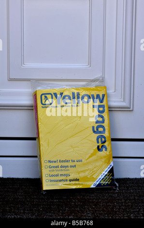 Gelbe Seiten vor Haustüre House UK Stockfoto