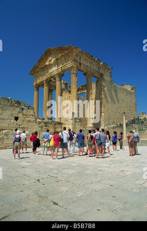 Touristen in den römischen Ruinen, Capitol, Dougga, UNESCO-Weltkulturerbe, Tunesien, Nordafrika, Afrika Stockfoto