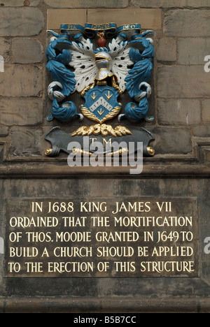 Wappen an der Wand des Canongate Kirk, Edinburgh, Schottland, UK. Stockfoto