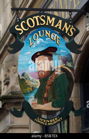 Melden Sie für den Schotten Lounge Pub an der Spitze der Cockburn Street, Edinburgh, Schottland an, UK. Stockfoto