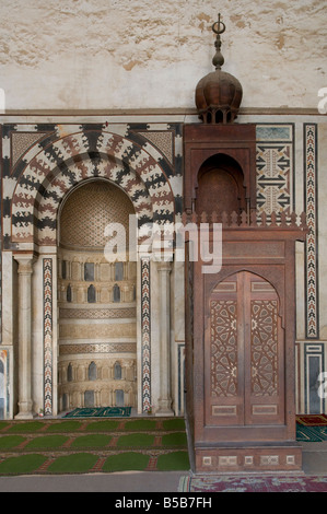 Eine Minbar aus Holz und eine Mihrab-Nische aus Marmor im Sultan al-Nasir Muhammad ibn Qalawun Moschee in Saladin oder Salaḥ ad-Dīn Zitadelle In Kairo Ägypten Stockfoto