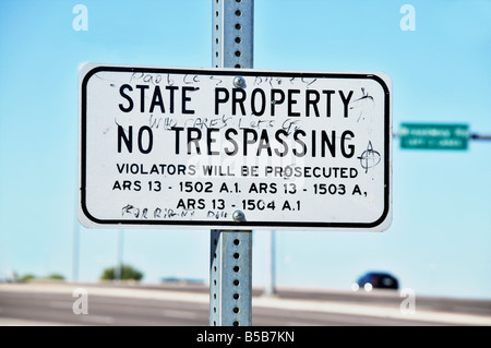 Staatlichen Eigentum No Trespassing Schild in Phoenix Arizona mit Grafitti sagen: Lasst uns in jeden Fall Stockfoto