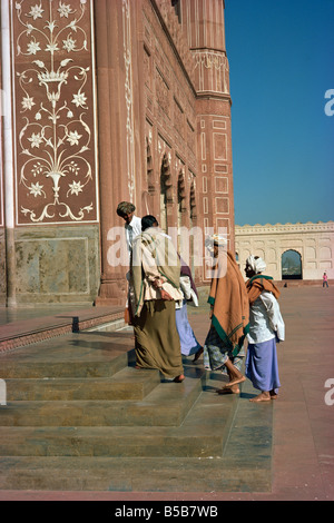 Eine Gruppe von Männern in der Badshahi-Moschee in Lahore-Pakistan-Asien Stockfoto