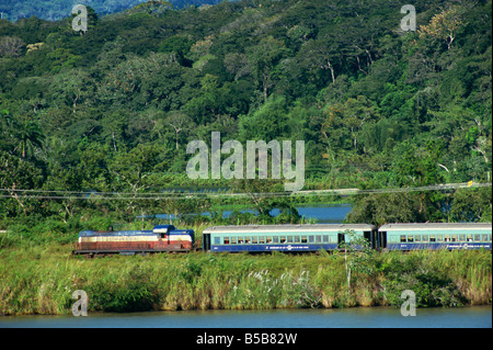 Personenzug auf der Bahn neben den Panama-Kanal Panama-Mittelamerika Stockfoto