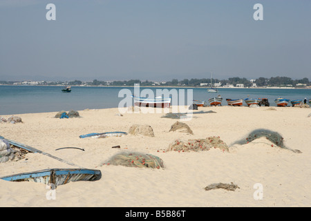 Fischerboote am Strand, Tunesien Stockfoto