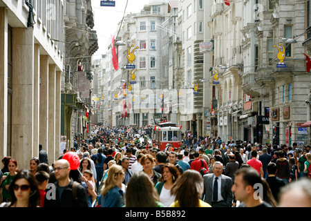 Istiklal Caddesi, Istanbuls wichtigste Einkaufsstraße in Beyoglu Viertel, Istanbul, Türkei, Europa Stockfoto