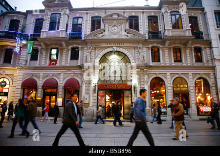 Istiklal Caddesi, Istanbuls wichtigste Einkaufsstraße in Beyoglu Viertel, Istanbul, Türkei, Europa Stockfoto