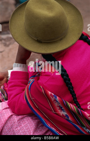 Die Rückseite einer indischen Frau trägt einen Filzhut und geflochtenem Haar auf dem Markt von Pisac in Cuzco Bereich, Peru, Südamerika Stockfoto