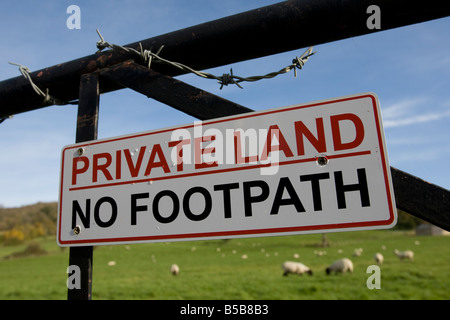 Private Land kein Fußweg anmelden Stacheldraht kabelgebundene Tor Cotswolds UK Stockfoto