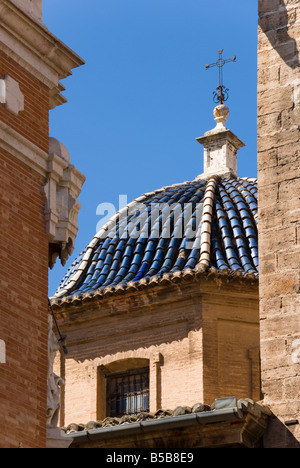 Kleine blaue Keramik gefliest Kuppel der Kathedrale in der Altstadt von El Carmen in Valencia, Spanien Stockfoto