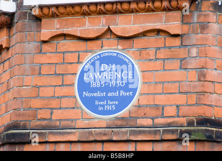 Eine historische blaue Plakette zu Ehren d. h. Lawrence--Autor, Dichter und Dramatiker--auf einem Haus in Hampstead, nördlich von London. Stockfoto