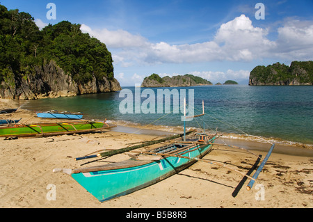 Bunte Fischerboot am Strand Gota, Camarines Sur, Caramoan Nationalpark, Bicol Provinz, südöstlichen Luzon, Philippinen, Asien Stockfoto