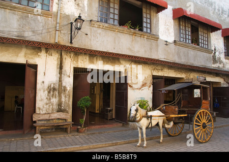 Pferd und Wagen im spanischen Altstadt, Herrenhäusern und kolonialen Ära Villen, Vigan, Ilocos Provinz, Luzon, Philippinen Stockfoto