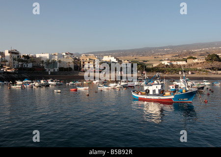 Blick über den Hafen von Playa San Juan in den frühen Abendstunden Teneriffa-Kanarische Inseln-Spanien Stockfoto