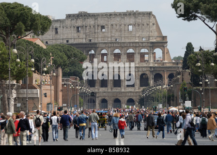 Rom Italien Fußgänger Füllung der via dei Fori Imperiali an einem Null Verkehr im Zentrum von Rom Stockfoto