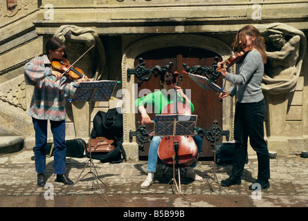 Musiker als Straßenmusikant außerhalb Rathaus Danzig Pommern Polen Europa Stockfoto