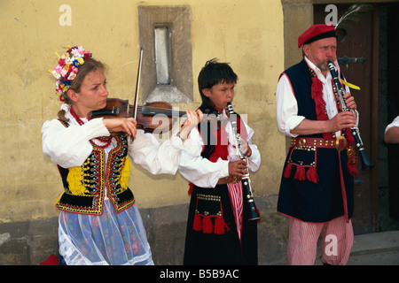 Folk-Gruppe als Straßenmusikant Europas Rynek Glowny Krakau Makopolska Polen Stockfoto