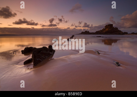 Sonnenuntergang und niedrigen Abend Licht auf den Felsen Castelejo Strand in der Nähe von Vila da Bispo, Algarve, Portugal, Europa Stockfoto