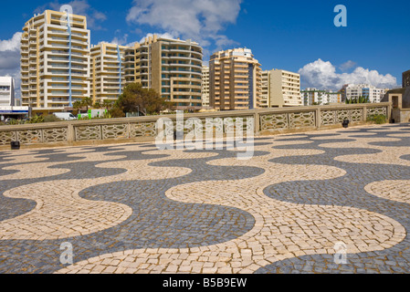 Schwarz und weiss zusammenzuschustern Design auf der Promenade über Praia da Rocha Strand, Portimao, Algarve, Portugal, Europa Stockfoto