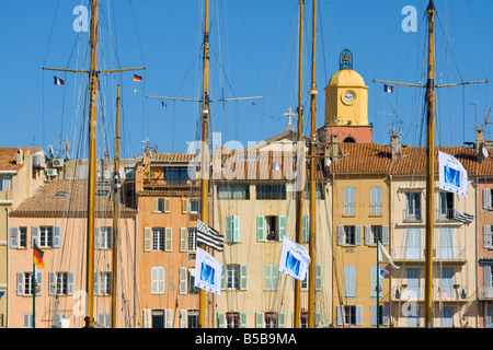 Masten von Segelyachten stehen vor den Häusern in den Hafen von Saint-Tropez an der Côte d ' Azur / Provence / Südfrankreich Stockfoto