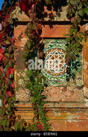 Gefliesten Panel auf dekorative Säule im maurischen gotischen Stil des 19. Jahrhunderts Quinta Monserrate Sintra Portugal Europa Stockfoto